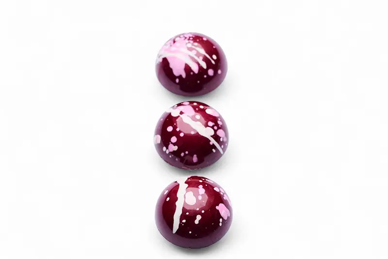 Bonbon Gefermenteerde Framboos Mascarpone Tonkabonen Bonbon Gefermenteerde framboos | Mascarpone | Tonkabonen